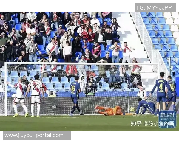 欧联杯激战：马竞险胜曼联红牌争议引发全场热议与数据分析